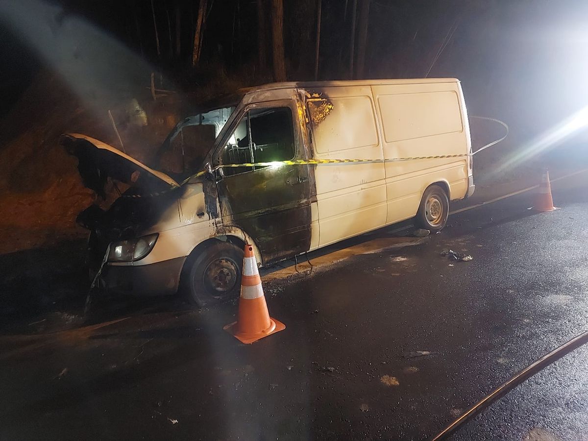 Van pega fogo na SC-350, em Taió, e motorista é levado ao hospital