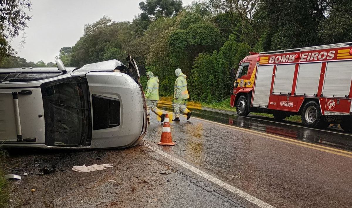 Condutor fica ferido em capotamento na BR-280 em Mafra