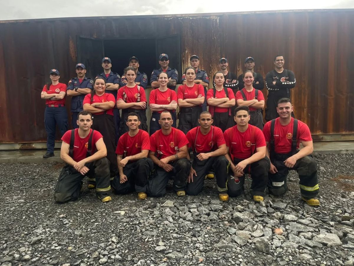 Alunos do Curso de Bombeiro Comunitário de Rio do Sul participam de treinamento de combate a incêndio