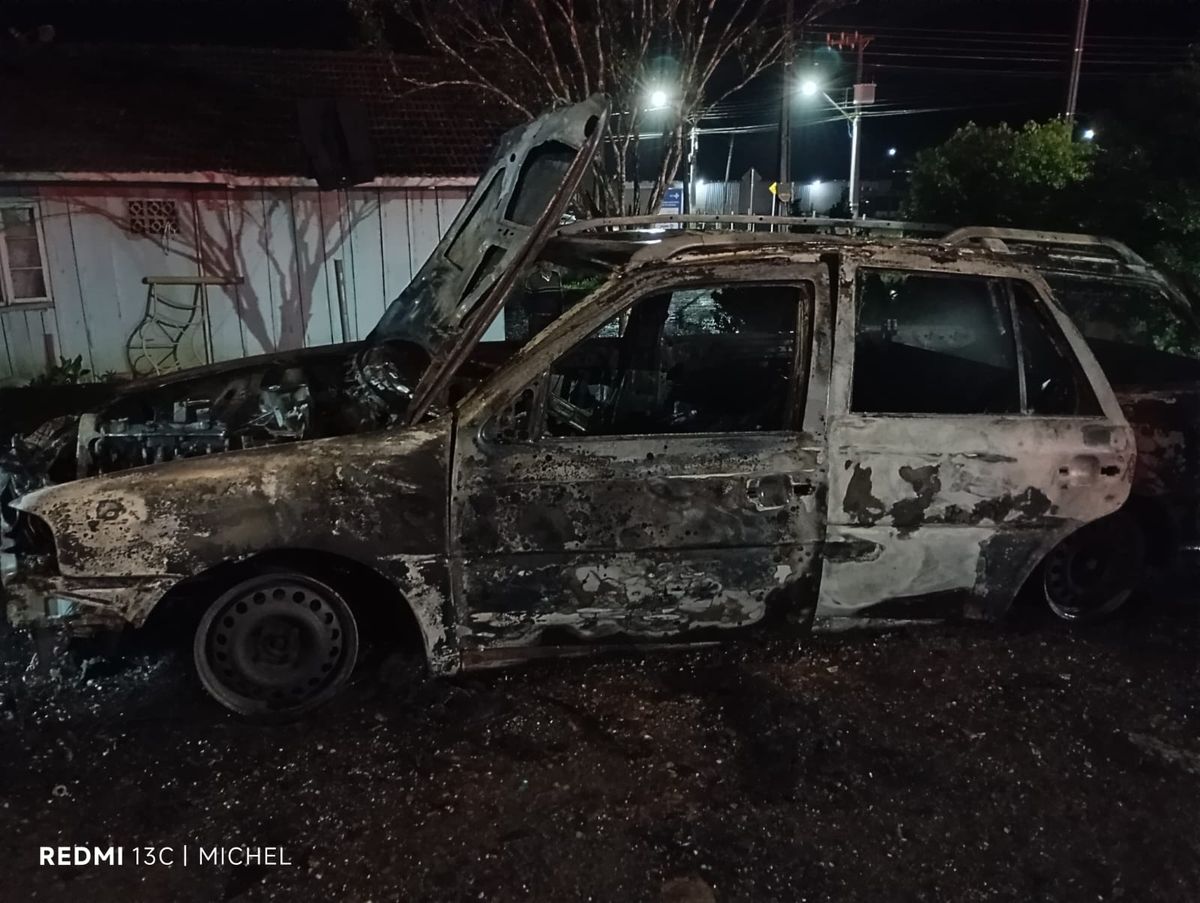 Incêndio destrói veículo em frente a residência em Rio do Campo