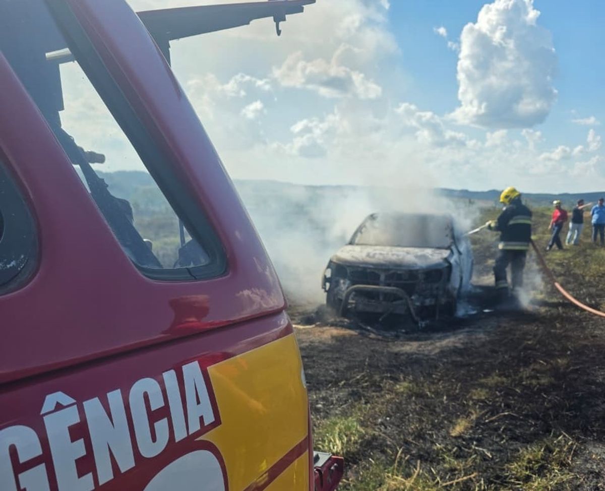 Caminhonete é destruída por incêndio no interior de Mafra