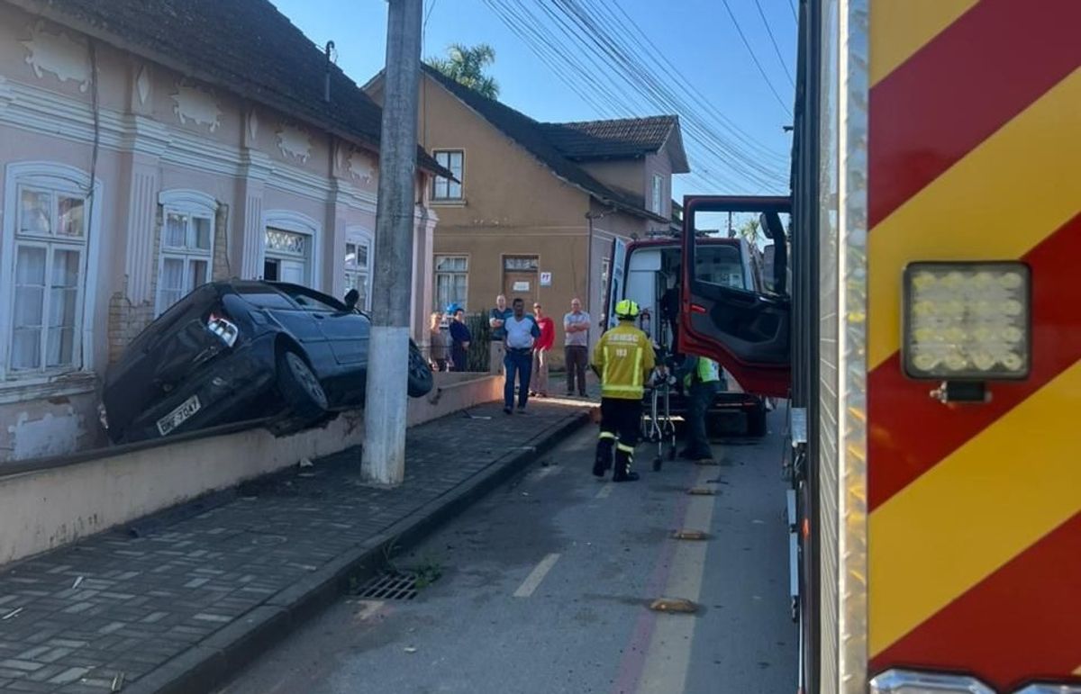Jovem fica ferido após carro colidir contra muro em São Bento do Sul
