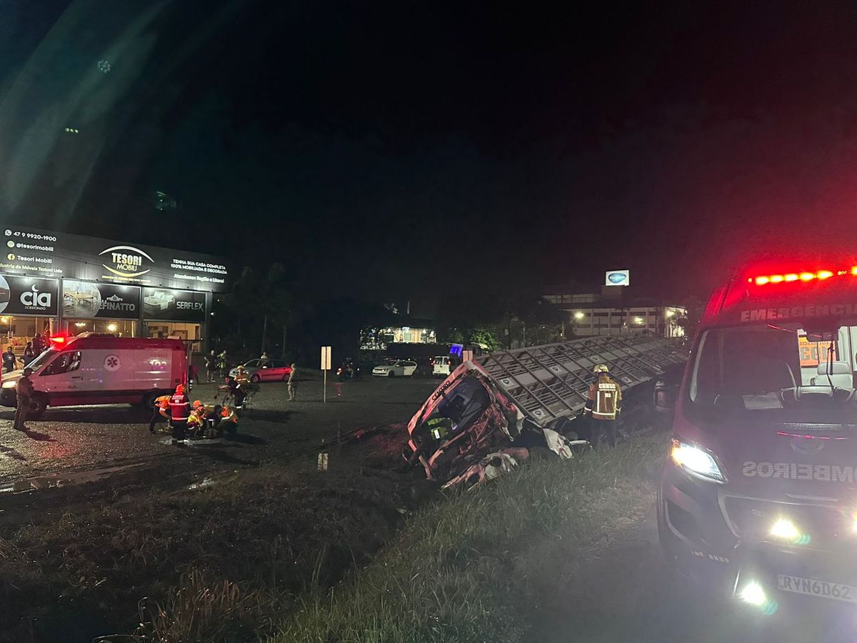 Acidente entre dois caminhões deixa motorista preso às ferragens na BR-470, em Rio do Sul