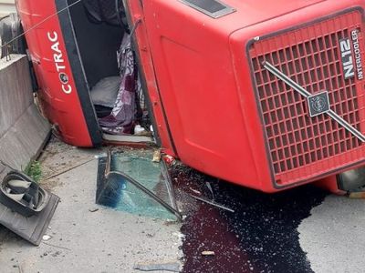 Carreta tomba na BR-470 em Rodeio