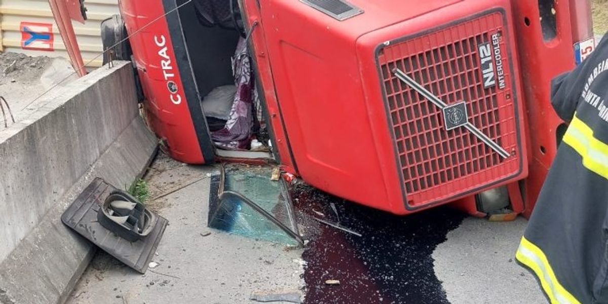 Carreta tomba na BR-470 em Rodeio