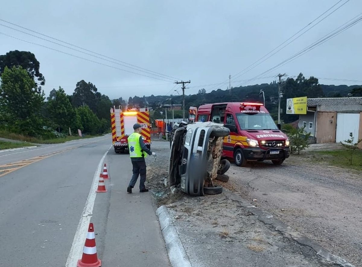 Veículo capota na SC-418 durante a madrugada e condutor foge do local