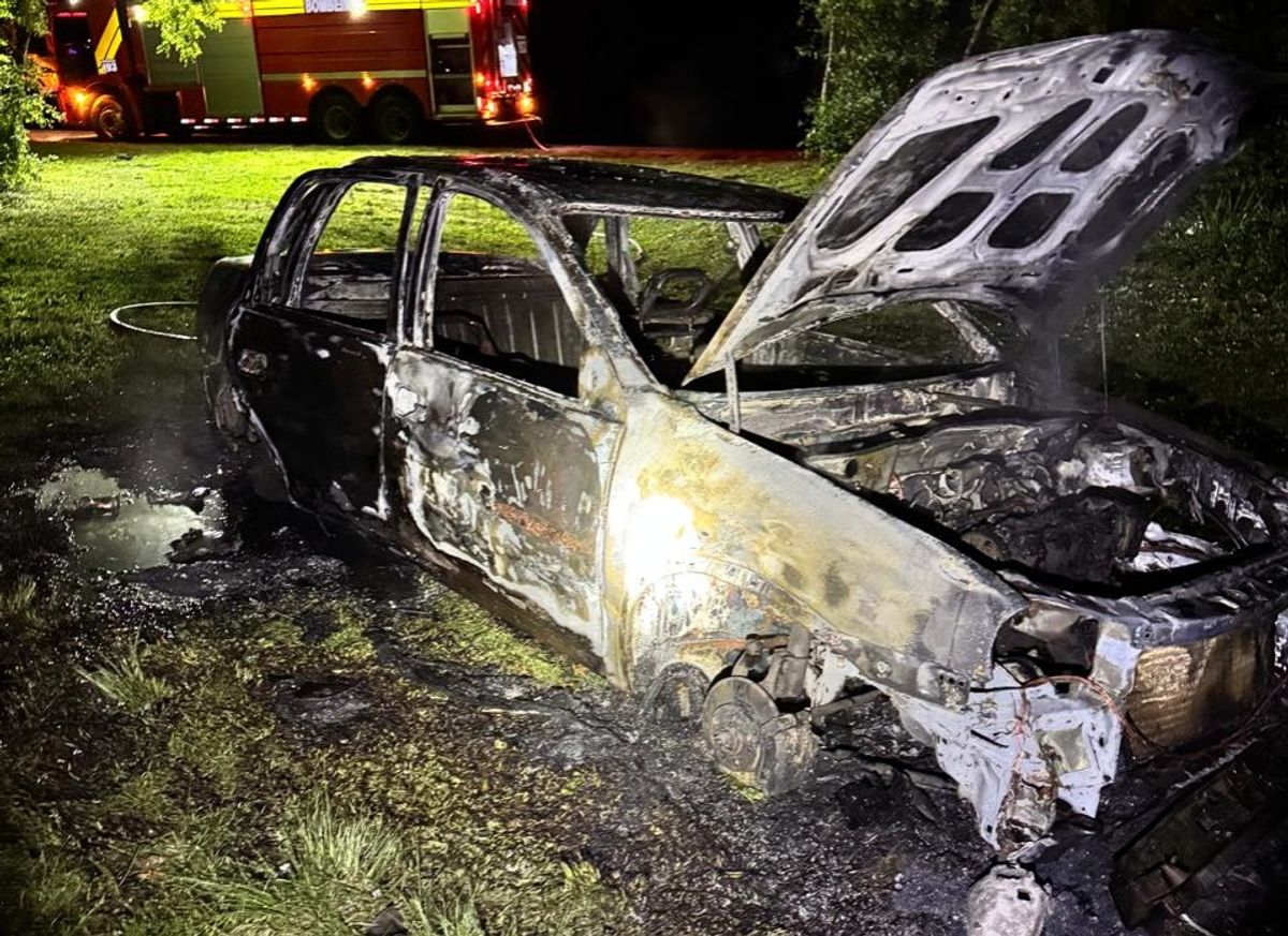 Veículo pega fogo e fica completamente destruído na BR-116 em Papanduva
