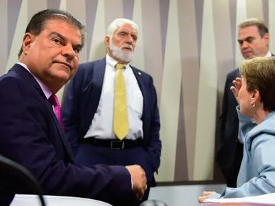 Comitiva de senadores vai aos EUA para negociar &#8216;tarifaço&#8217; de Trump