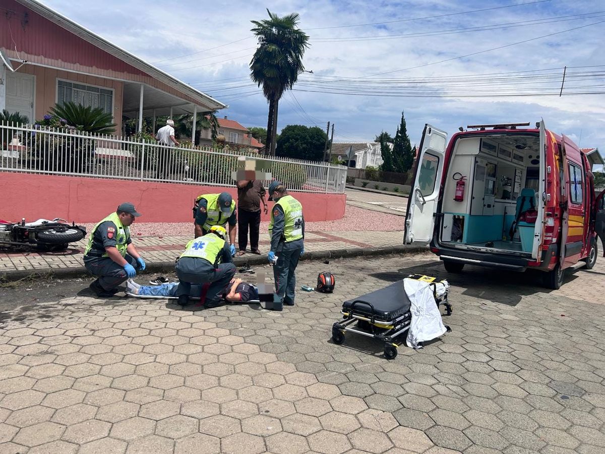 Motociclista fica ferido após colisão no Centro de Papanduva