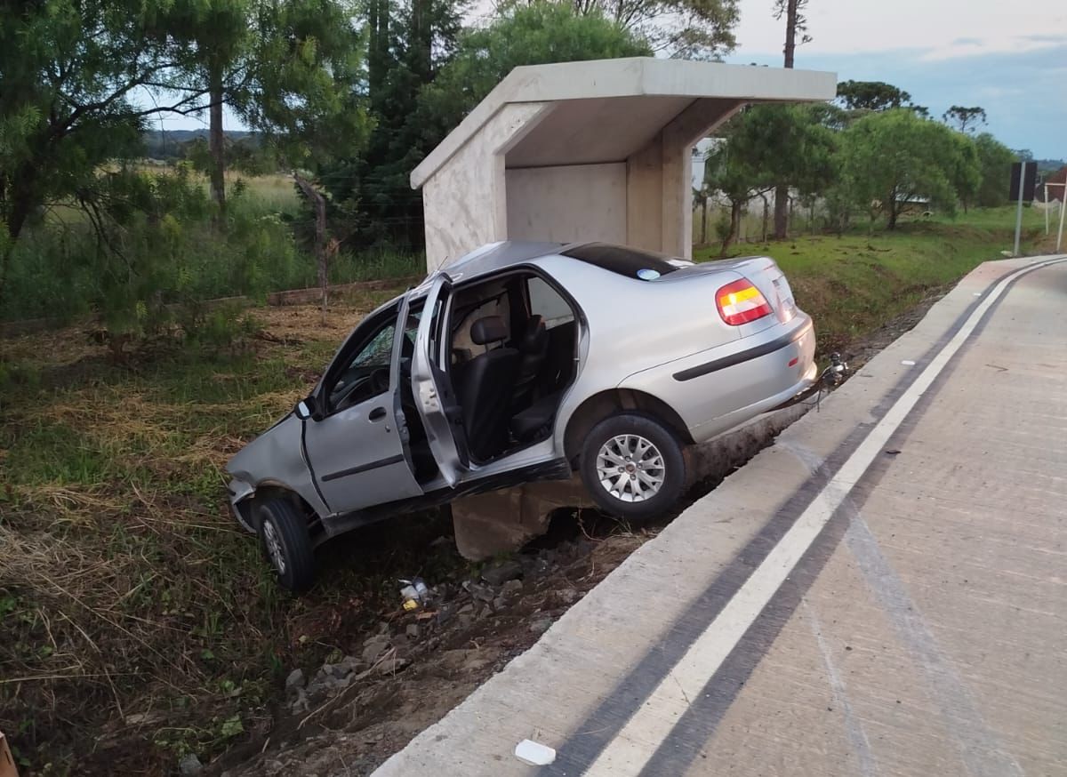 Grave acidente deixa homem inconsciente após colisão contra ponto de ônibus na SC-477 em Major Vieira