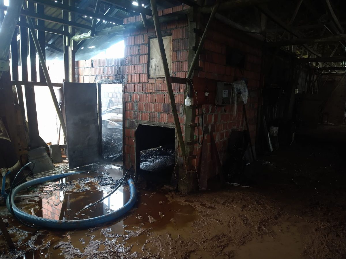 Bombeiros Voluntários de Presidente Getúlio atendem incêndio em estufa de fumo na localidade de Caminho Papanduva