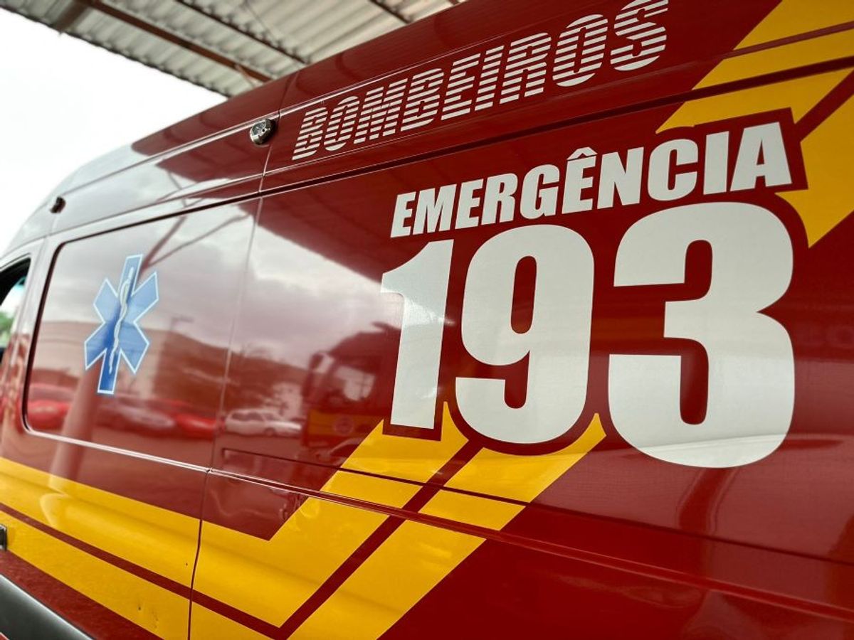 Homem fica ferido após queda de seis metros durante trabalho em telhado