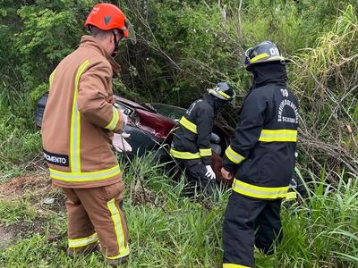 Saída de pista na BR-470 mobiliza bombeiros e equipe aeromédica em Rodeio