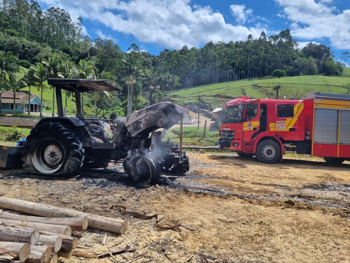 Incêndio em trator é registrado em Rio do Oeste