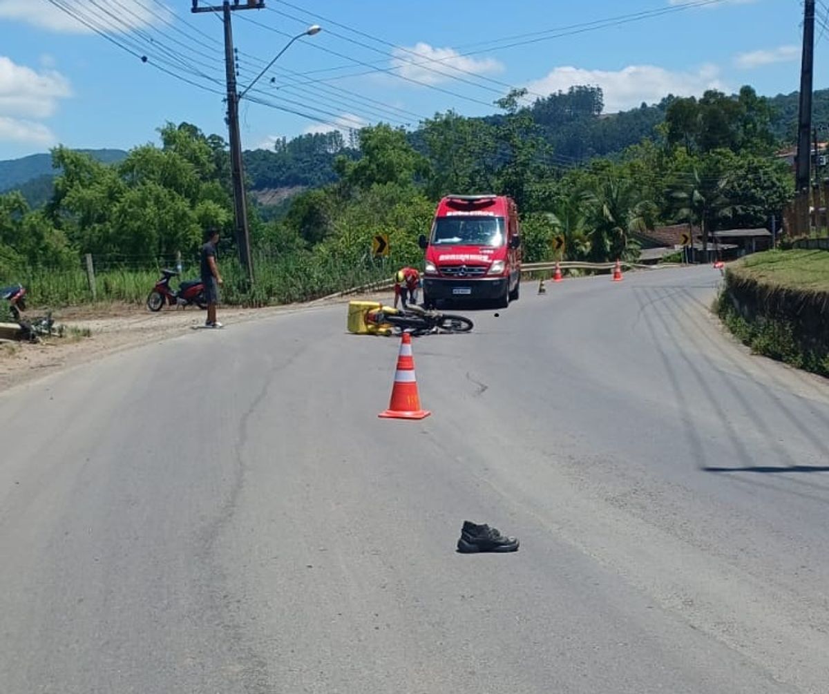 Bombeiros Voluntários de Presidente Getúlio atendem grave colisão entre caminhão e motocicleta na SC-340
