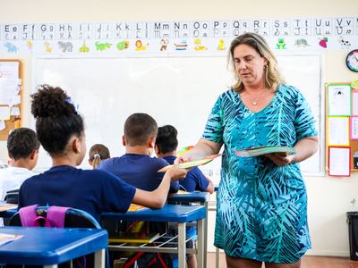 Proposta do Governo de SC para reajuste de 11% e incentivo anual de R$ 3 mil para professores é aprovada na Alesc