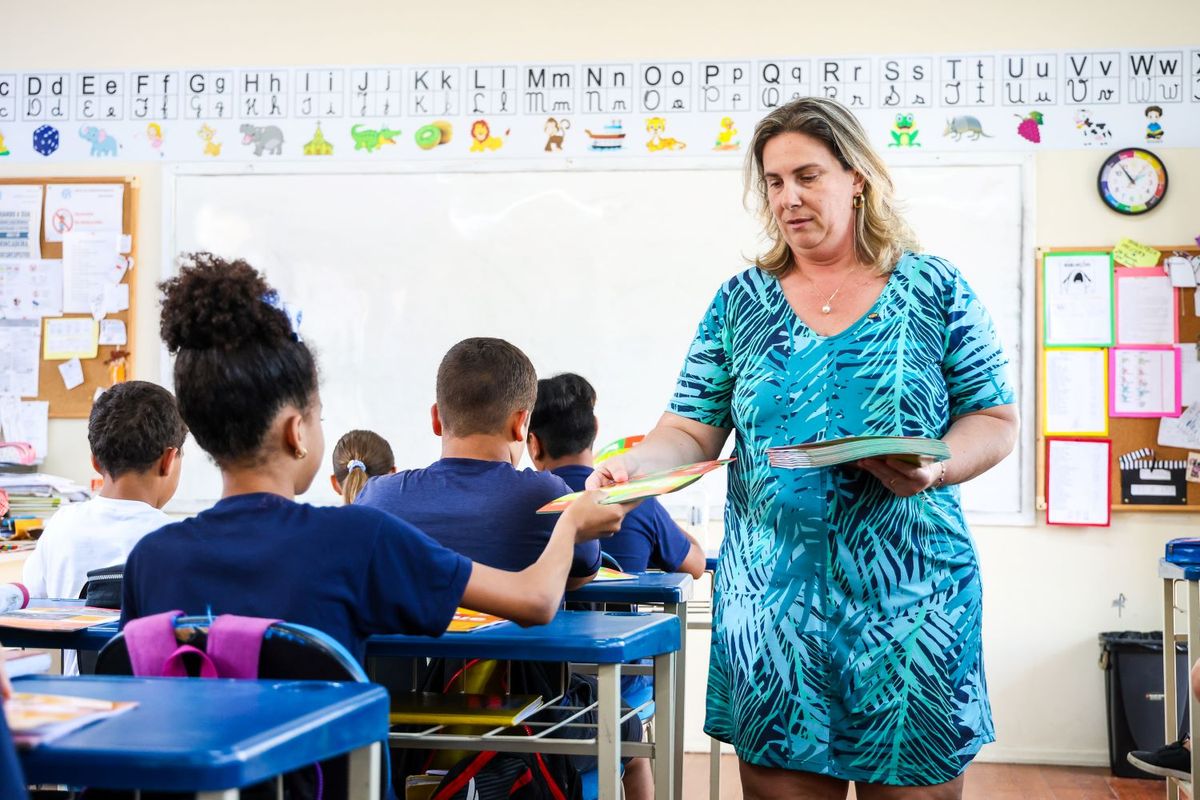 Proposta do Governo de SC para reajuste de 11% e incentivo anual de R$ 3 mil para professores é aprovada na Alesc