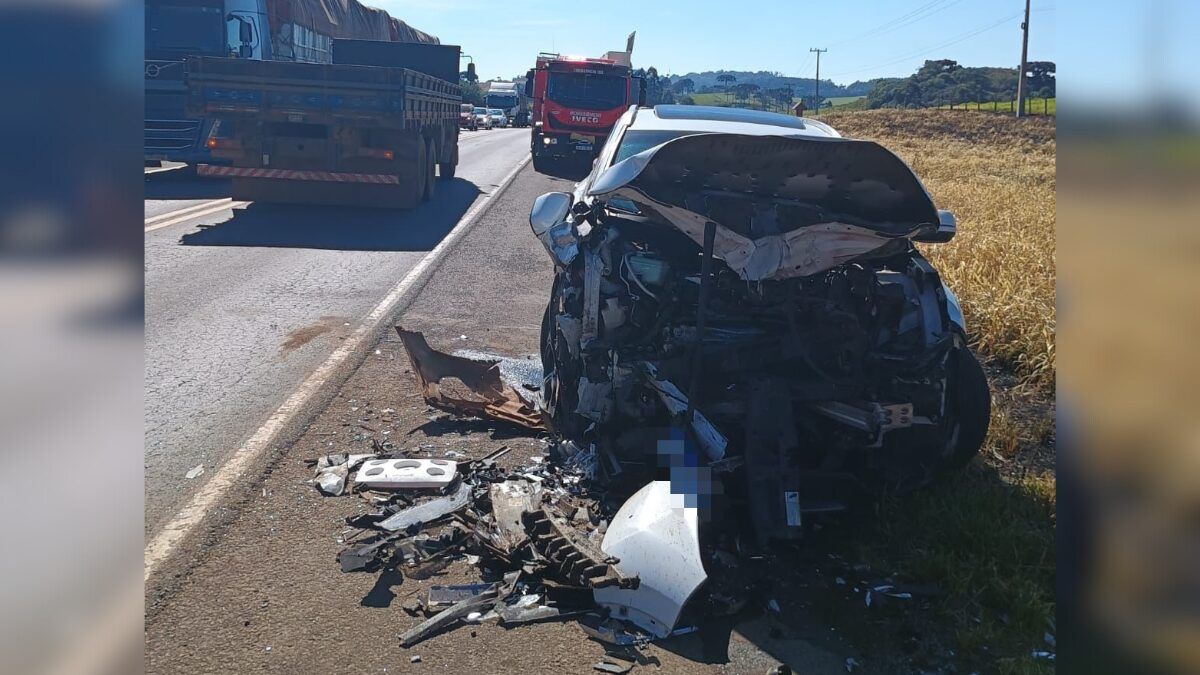 Acidente entre dois carros deixa um morto e quatro feridos em SC