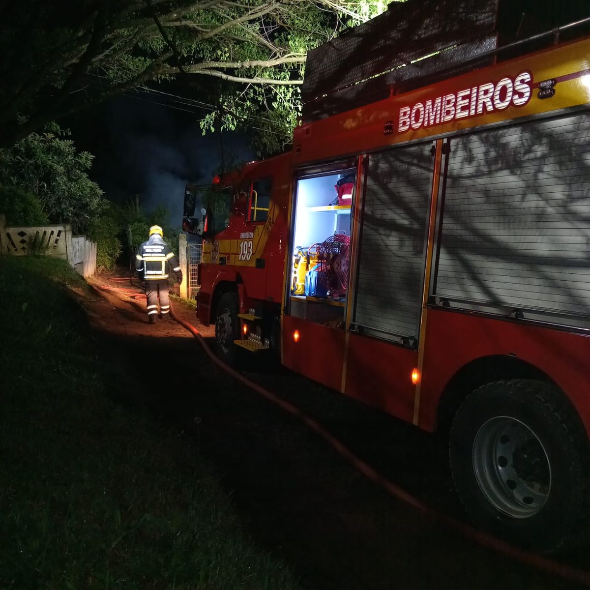 Incêndio destrói casa de madeira em Mafra durante a madrugada