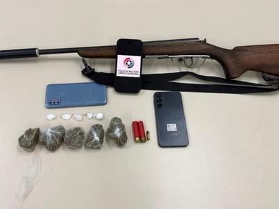 Ação da Polícia Militar termina com dupla detida por tráfico e posse de arma em Leoberto Leal