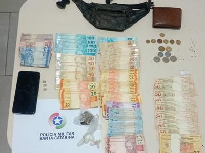 Homem é preso por tráfico de drogas durante abordagem no Alto Vale 