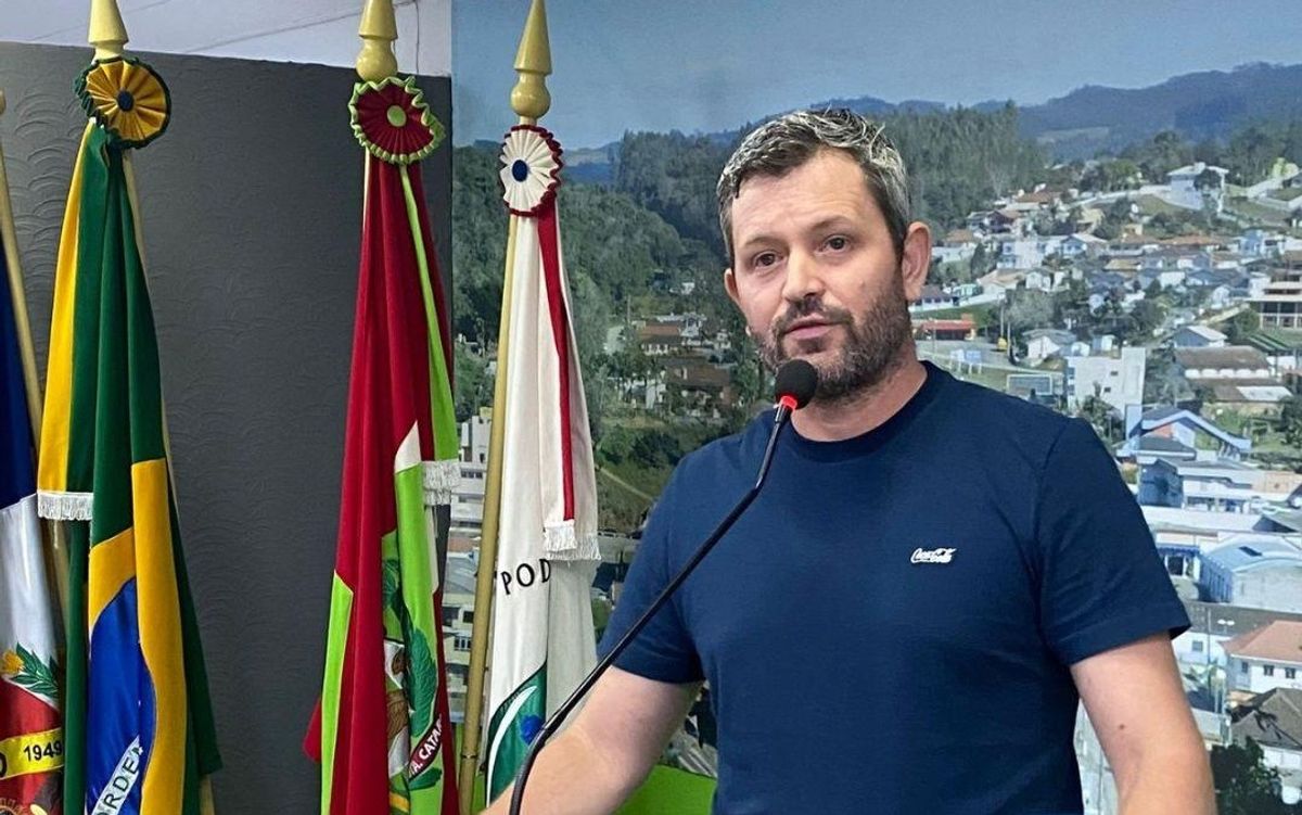 Vereador Eder Ceola celebra pavimentação de rua, retomada das obras no trevo do Caça e anuncia mutirão de castração animal