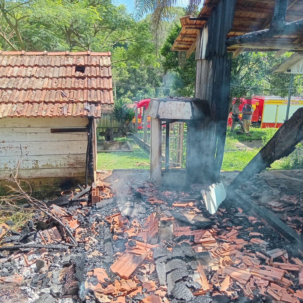 Incêndio atinge residência desabitada em Mafra