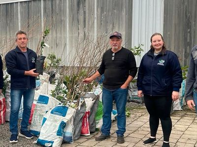 Entrega de mudas frutíferas é realizada em Rio do Campo