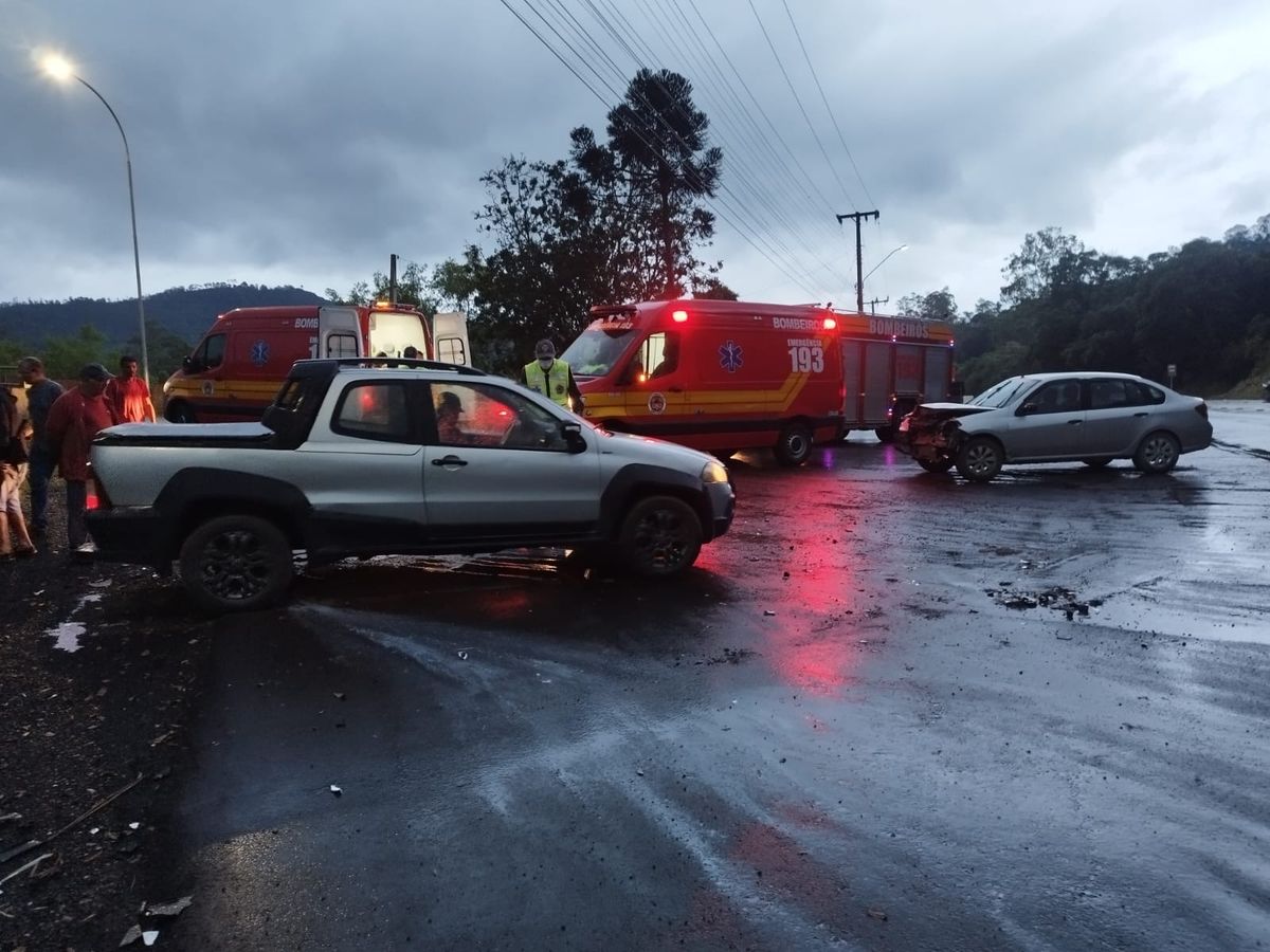 Acidente entre três veículos mobiliza bombeiros na SC-350 em Rio do Sul