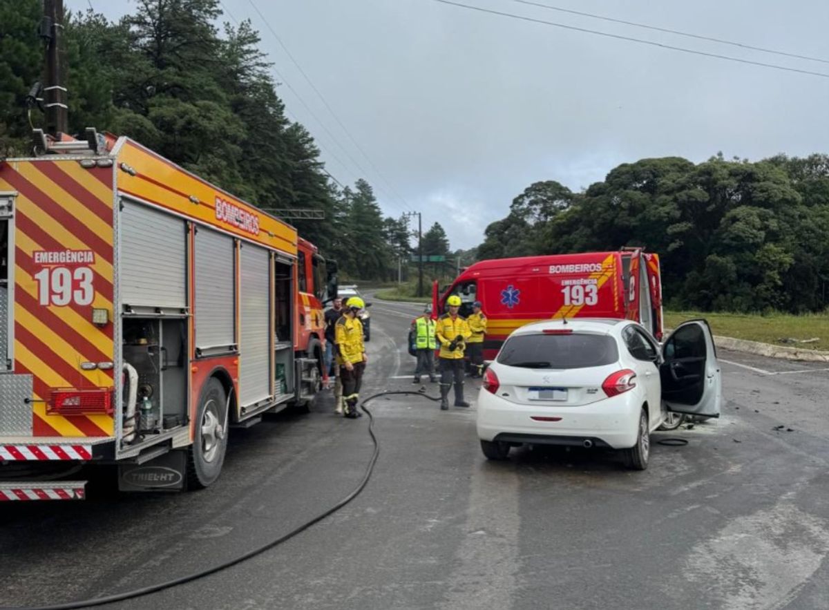 Colisão entre dois carros mobiliza bombeiros no Trevo do Urtigão, na BR-280