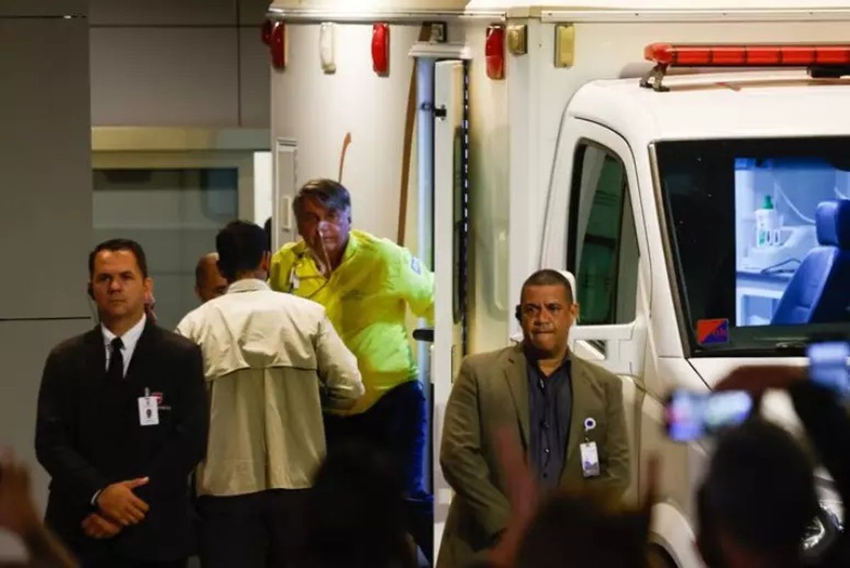 Cirurgia de Jair Bolsonaro termina após 12 horas