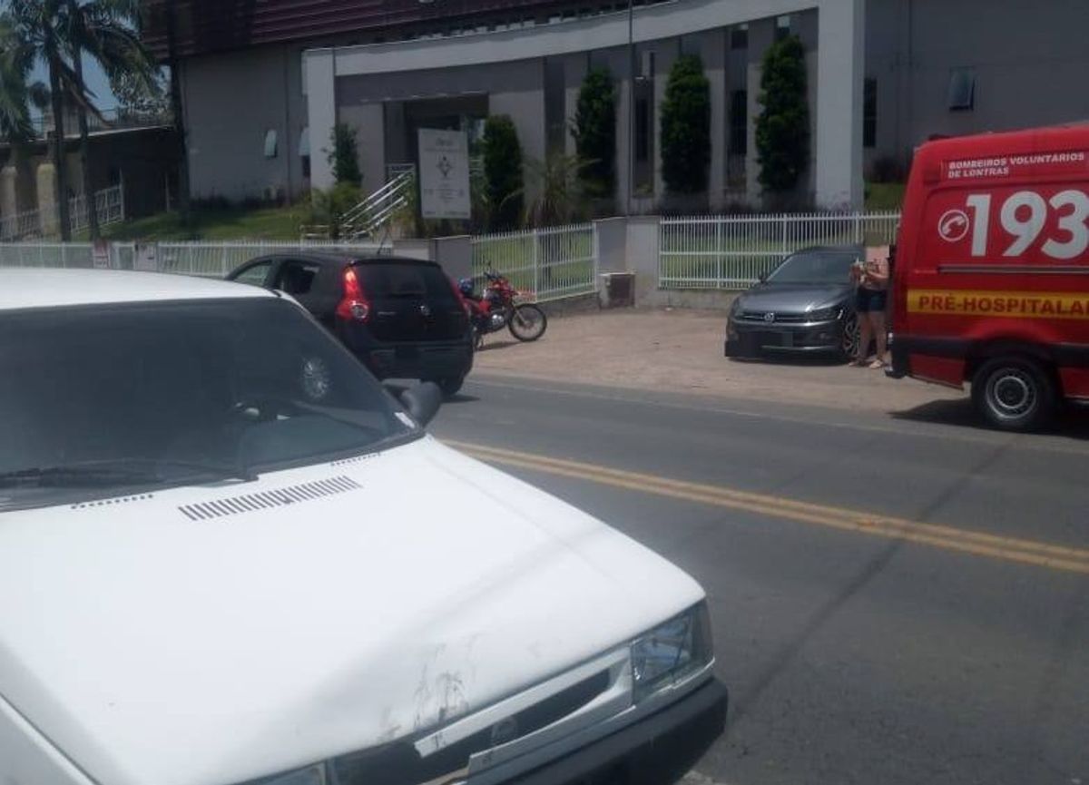 Acidente entre carro e moto deixa motociclista ferido em Lontras