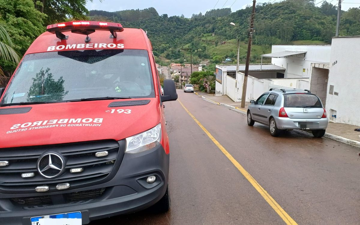 Jovem sofre ferimentos graves em acidente de moto no Centro de Presidente Getúlio