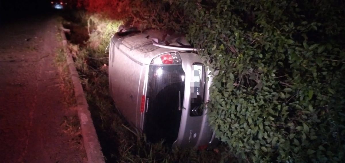 Carro sai da pista e motorista fica preso no veículo na BR-470 em Pouso Redondo