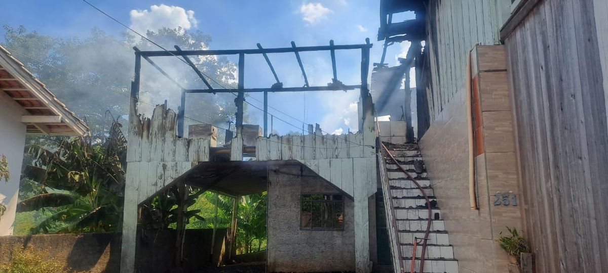 Incêndio atinge casa após vazamento de gás em Rio do Sul