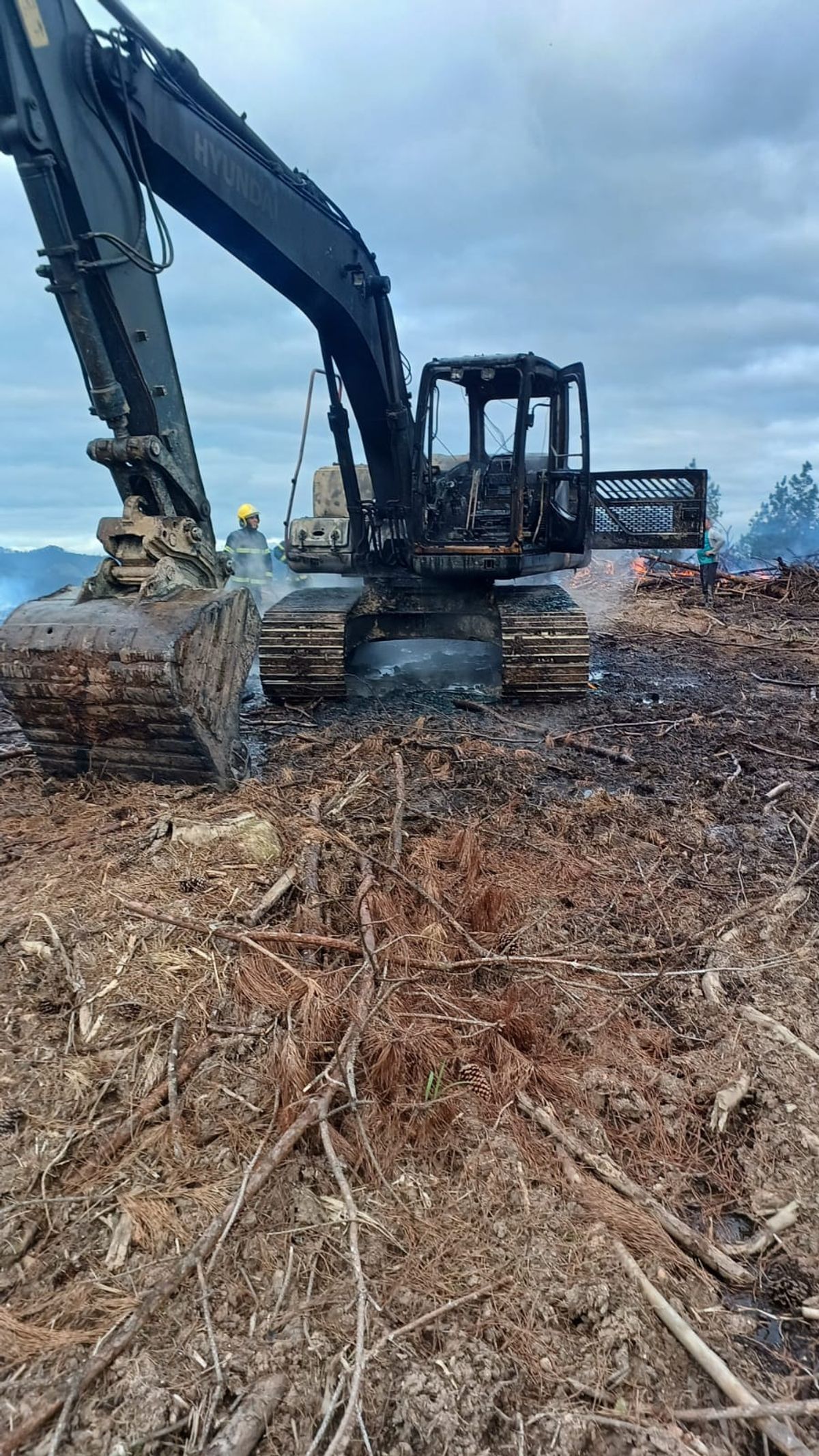 Escavadeira é destruída por incêndio durante trabalho em Rio do Campo