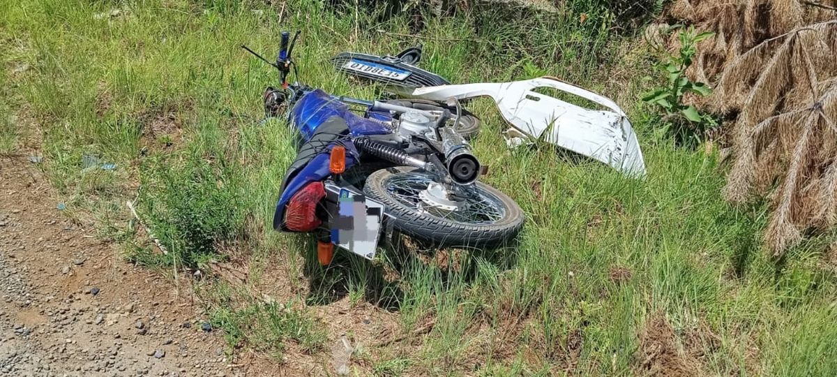 Colisão frontal entre carro e moto deixa jovem gravemente ferido na SC-135