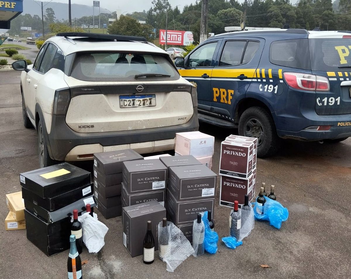 PRF apreende 178 garrafas de vinho argentino em abordagem na BR-470, em Lontras