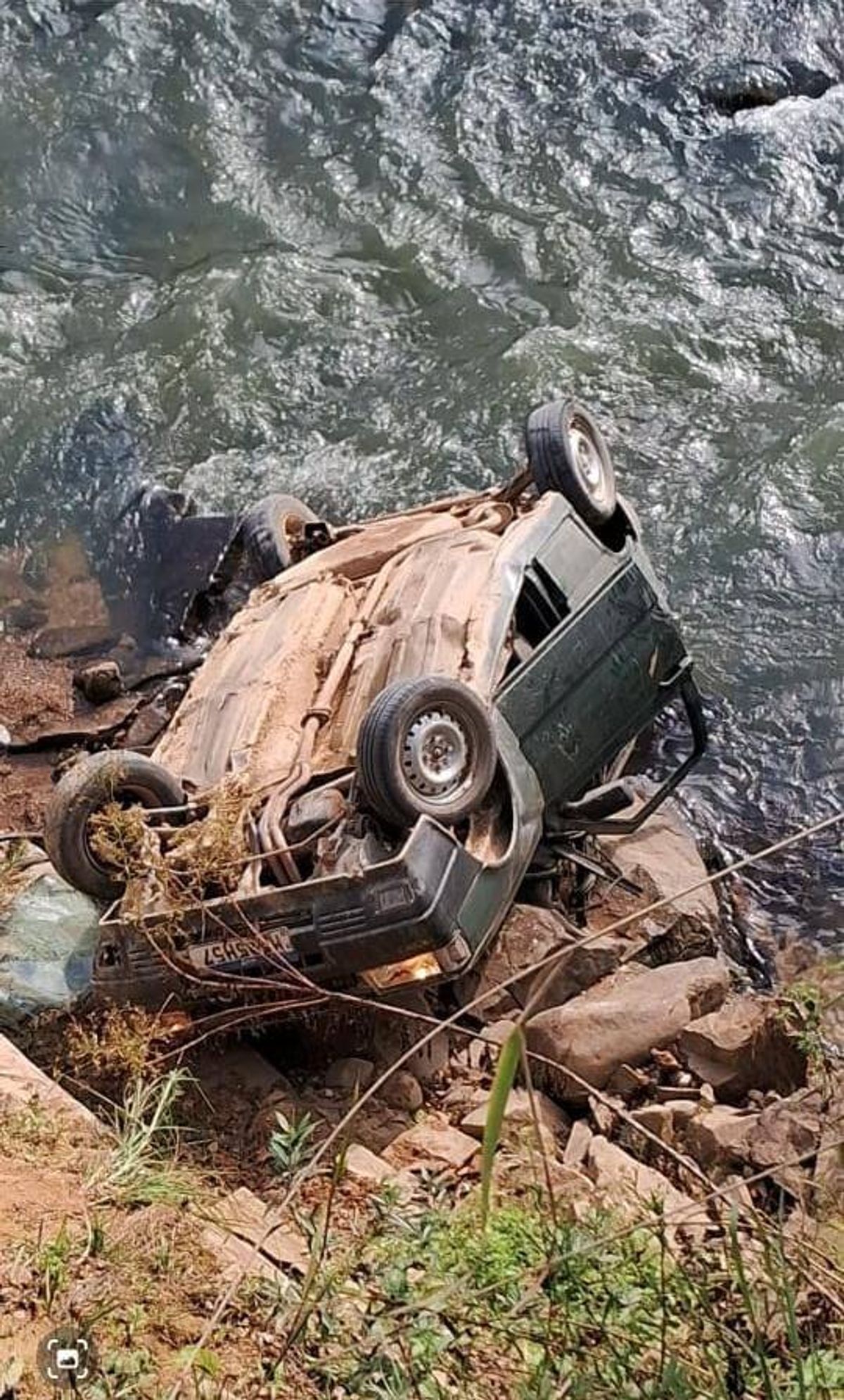 Motorista fica ferido após carro despencar em ribanceira de 10 metros em Apiúna
