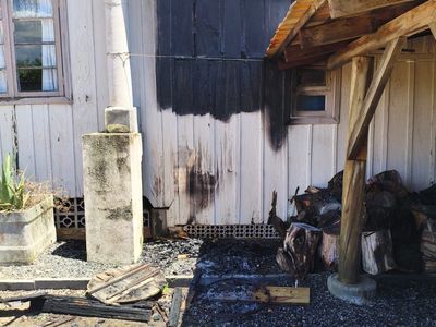 Brasa deixada após churrasco provoca incêndio em residência no centro de Agrolândia