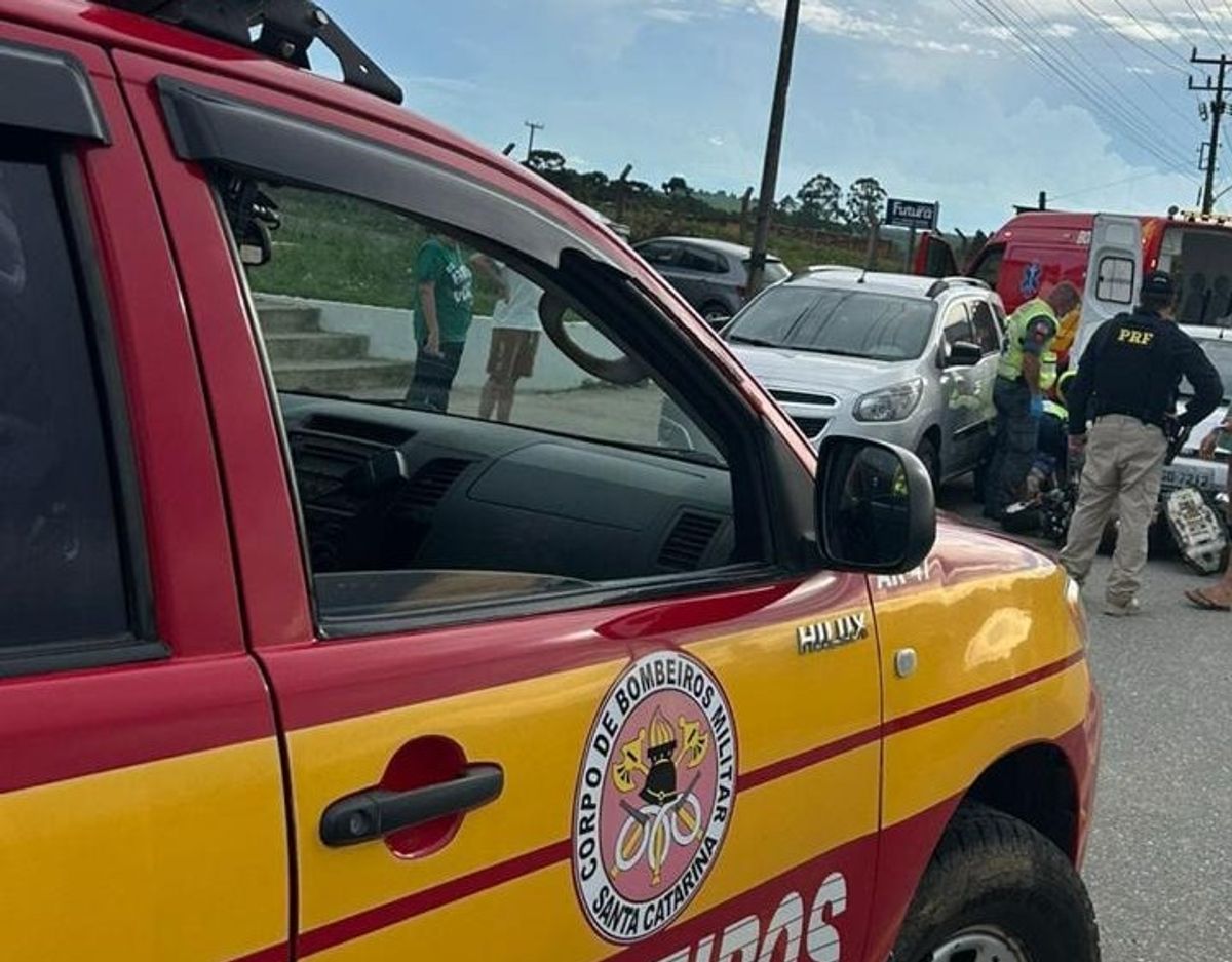 Colisão entre carro e moto deixa motociclista ferido, em Mafra