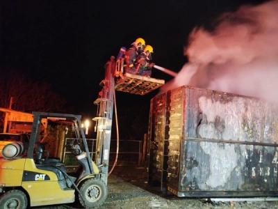 Bombeiros controlam incêndio em container de recicláveis no Alto Vale