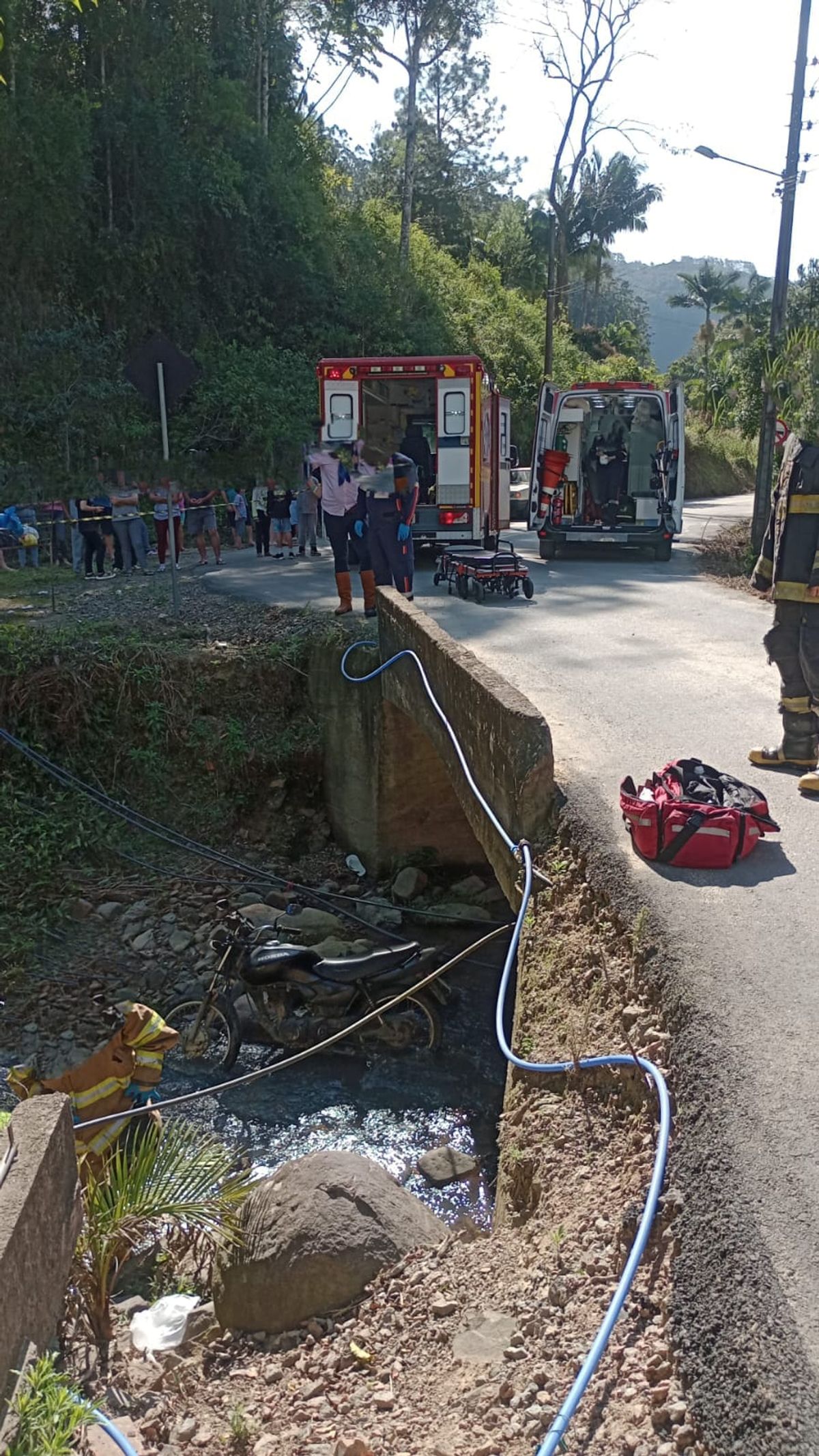 Adolescente de 16 anos fica ferido após cair de moto de ponte em Apiúna