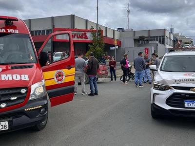 Mulher fica ferida em acidente entre carro e moto em Papanduva