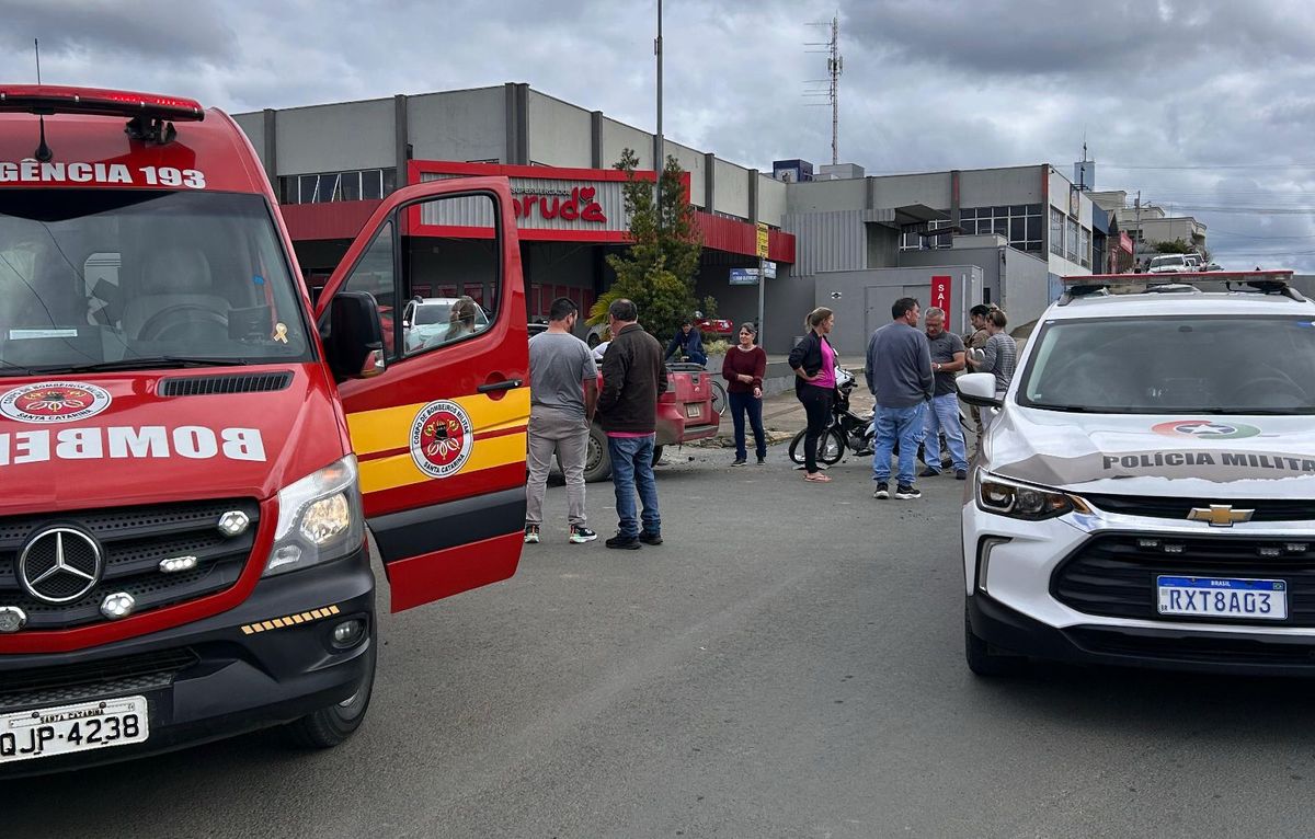 Mulher fica ferida em acidente entre carro e moto em Papanduva
