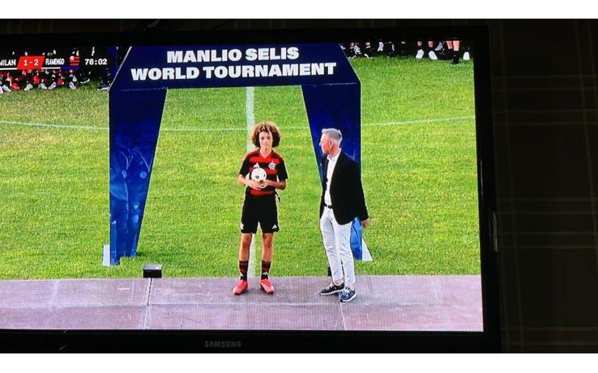 Garoto de Ituporanga, Davi Oliveira, recebe prêmio de melhor jogador do Mundial Sub-14 na Itália