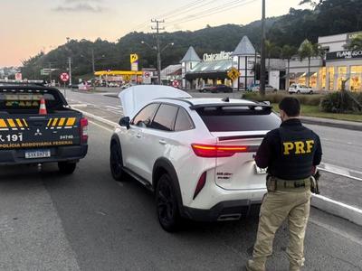 PRF prende motorista com SUV de R$ 180 mil clonado na BR-101