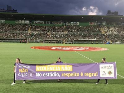 Faixa do Protocolo "Não é Não" esteve presente na final do Campeonato Catarinense de Futebol