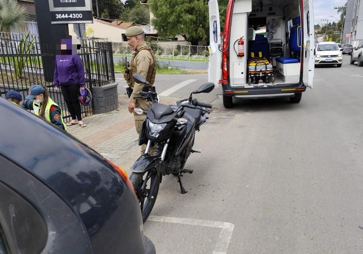 Colisão entre moto e carro deixa jovem ferido em Rio Negrinho