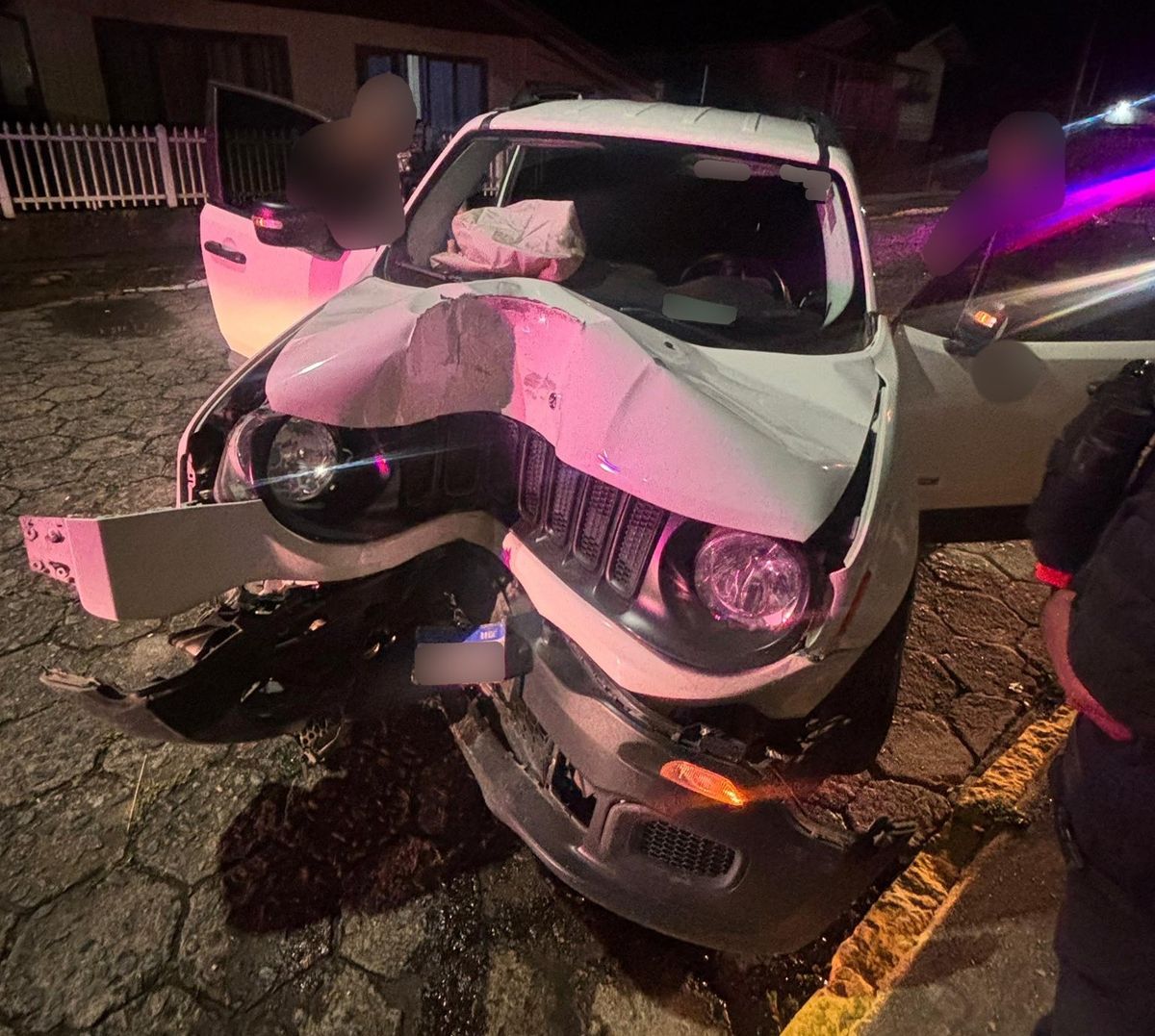 Motorista embriagado colide em poste e quase atropela pedestres em Rio do Sul